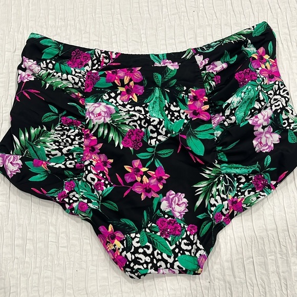 Torrid bottom swim tummy control 2 2X 18-20 plus - Picture 9 of 11